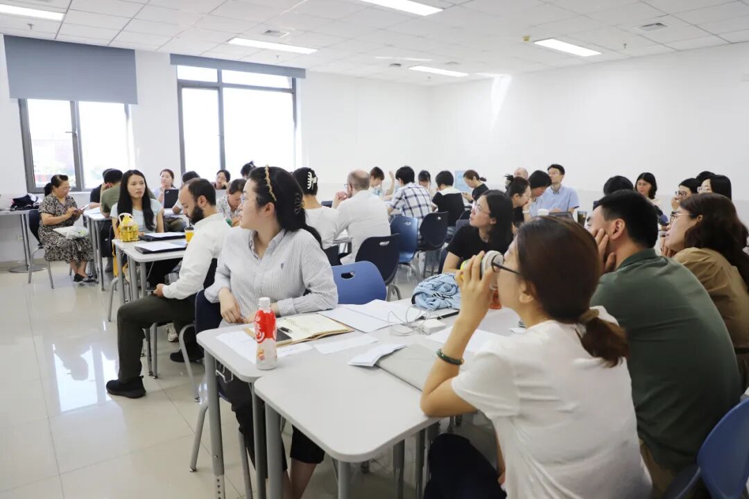 这是一次全体教师参与的 沟通方式升级 :