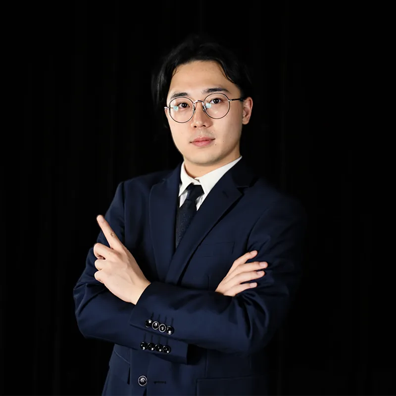 后创立华韵华人歌舞团并担任艺术总监。