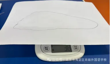先算出画脚印的白纸总重量是脚印轮廓重量的倍数
