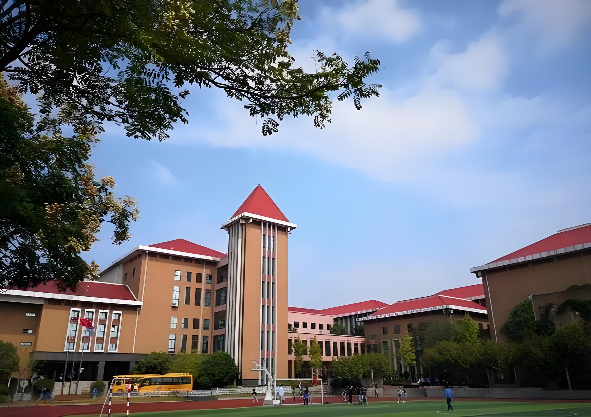 高中阶段的学费情况来啦 。IGCSE 课程每年 136300 元