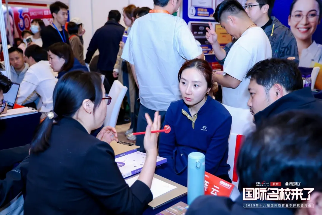 众多学校校长及招生官坐镇会场，与家长进行面对面交流（图 3）