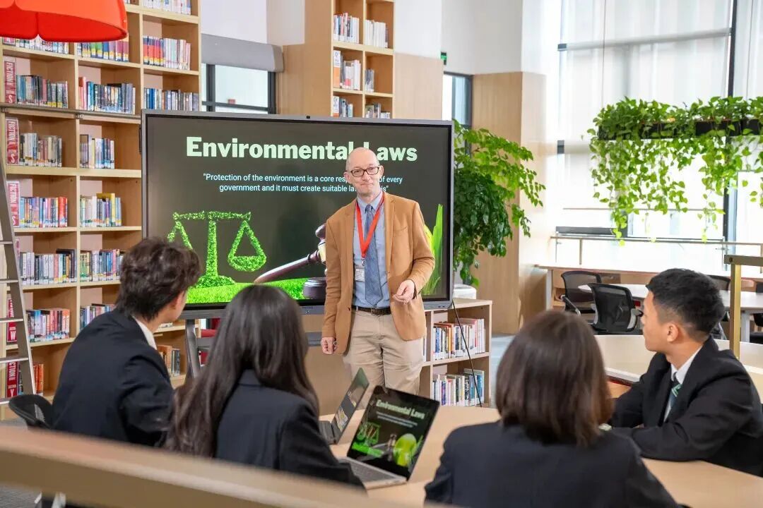 学术英语的自信,往往决定了一个学生在课堂上的参与深度