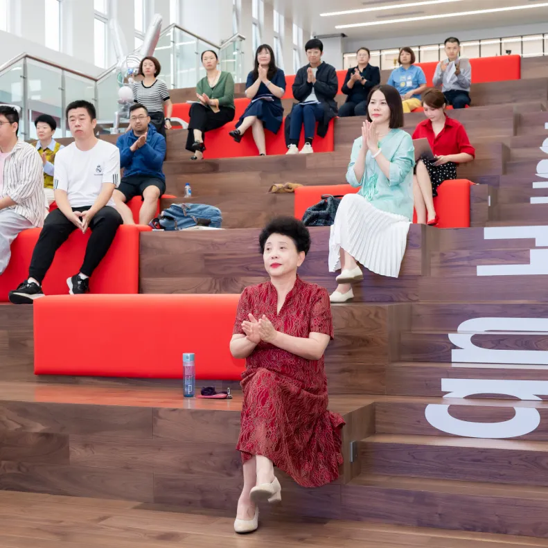 我们认为,教师在适应新趋势和教学方法中扮演着不可替代的角色。(图 2)