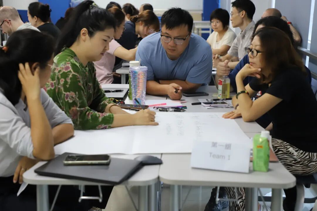 陈教授更把重点落在课堂互动上：接龙式主观题互动