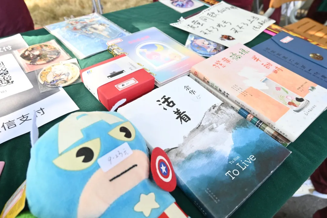 在各班的摊位上,每一件闲置的书籍、每一件手工的好物(图 4)