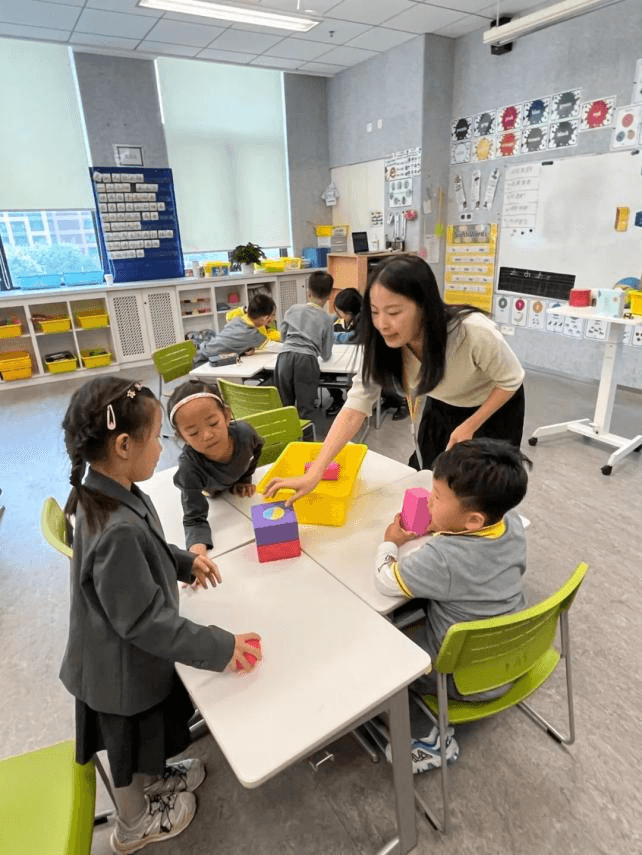小学部的数学从一年级开始便采用双语教授,这不但对孩子的要求高(图 2)