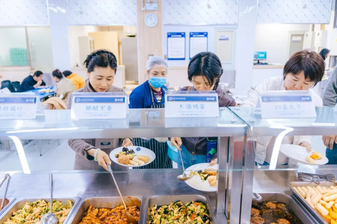 近日，新府学高中部的食堂迎来了一批特殊的品鉴官与监督员。（图 5）