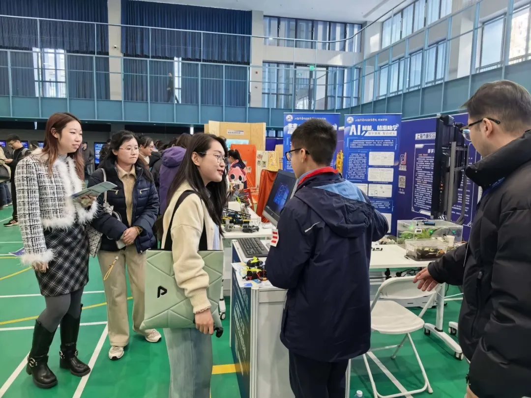 随后，我们走进了汇聚二十余所学校创新实践的 智创嘉年华 展厅。