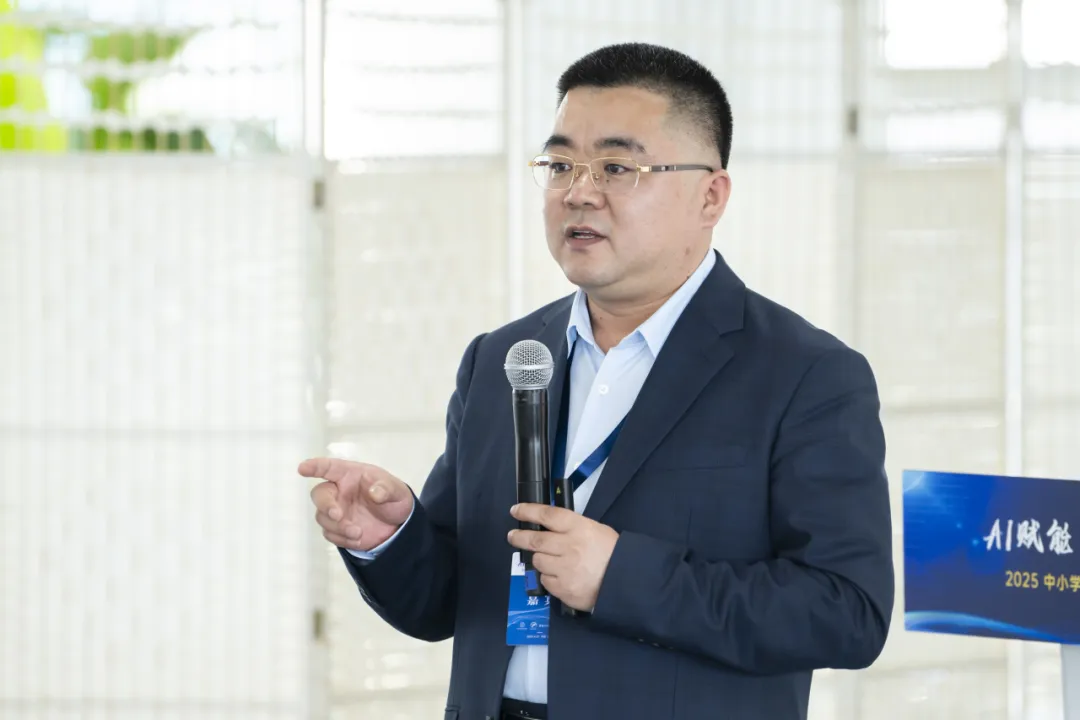 广渠门中学教育集团党委书记、总校长,广渠门中学党委书记(主持行政工作),北京市教育学会教育信息化专业委员会副秘书长蔡雷分享了生成式人工智能赋能基础教育高质量发展的广中实践