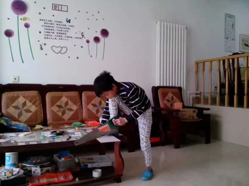 各种花式倒腾电子产品更是小谭的最爱,包括硬件和软件,电脑(图 2)