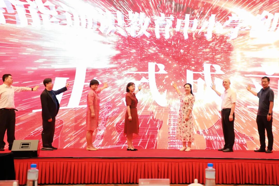本套 AI 教材采用螺旋上升、分层递进的设计逻辑。
