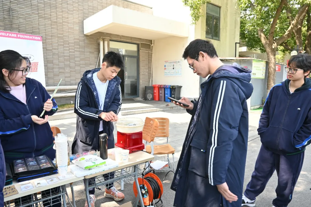 活动现场,刘伟主任简短暖场,向师生讲述云南帮扶学校学子的生活学习(图 2)