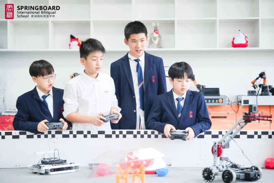 科技教育是君诚的核心基因，学校重点打造了多元化的科创实验室集群