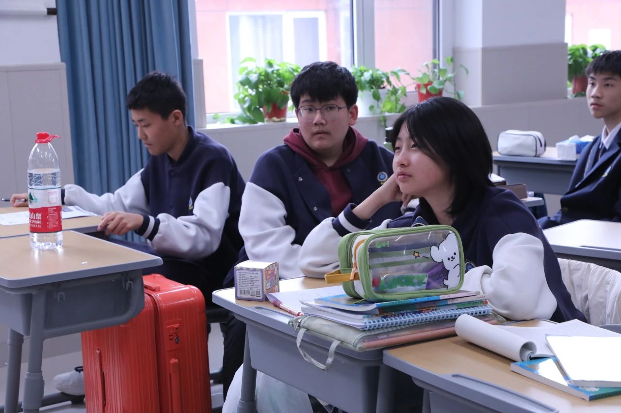 八年级的教室里,同学们正通过自我挑战,勇敢地突破一个个数学难题。