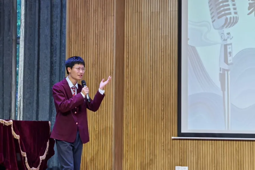 颁奖环节简洁而庄重,评委为获奖选手颁发荣誉证书