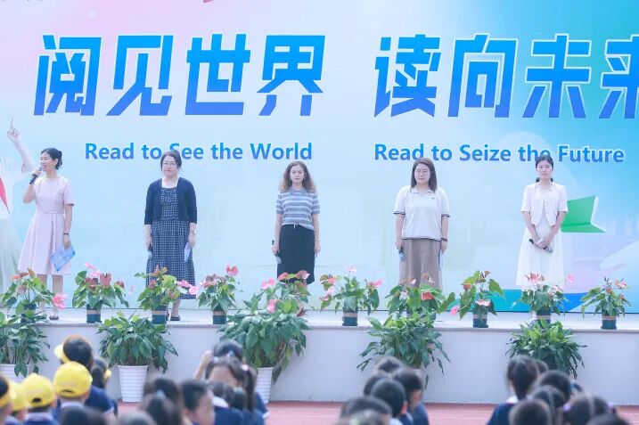 教学副主任文芳带领学科教师们精彩演绎《阅读万卷书》节目