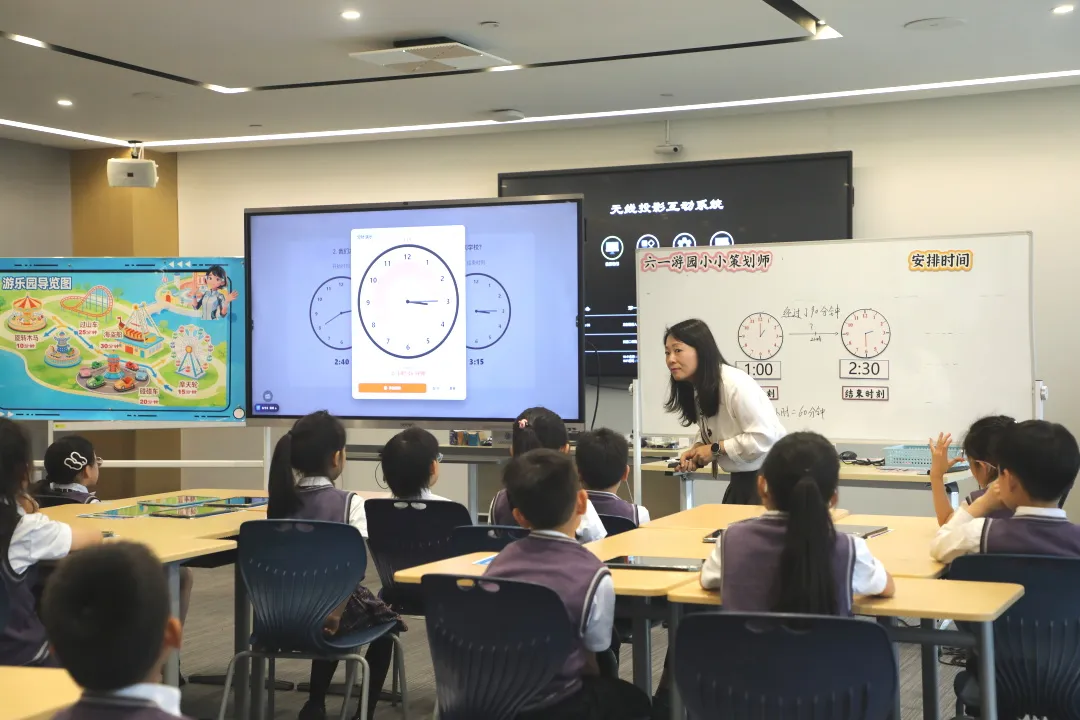 两节展示课结束后,青浦区小学数学学科教研员杨爱军老师进行了细致