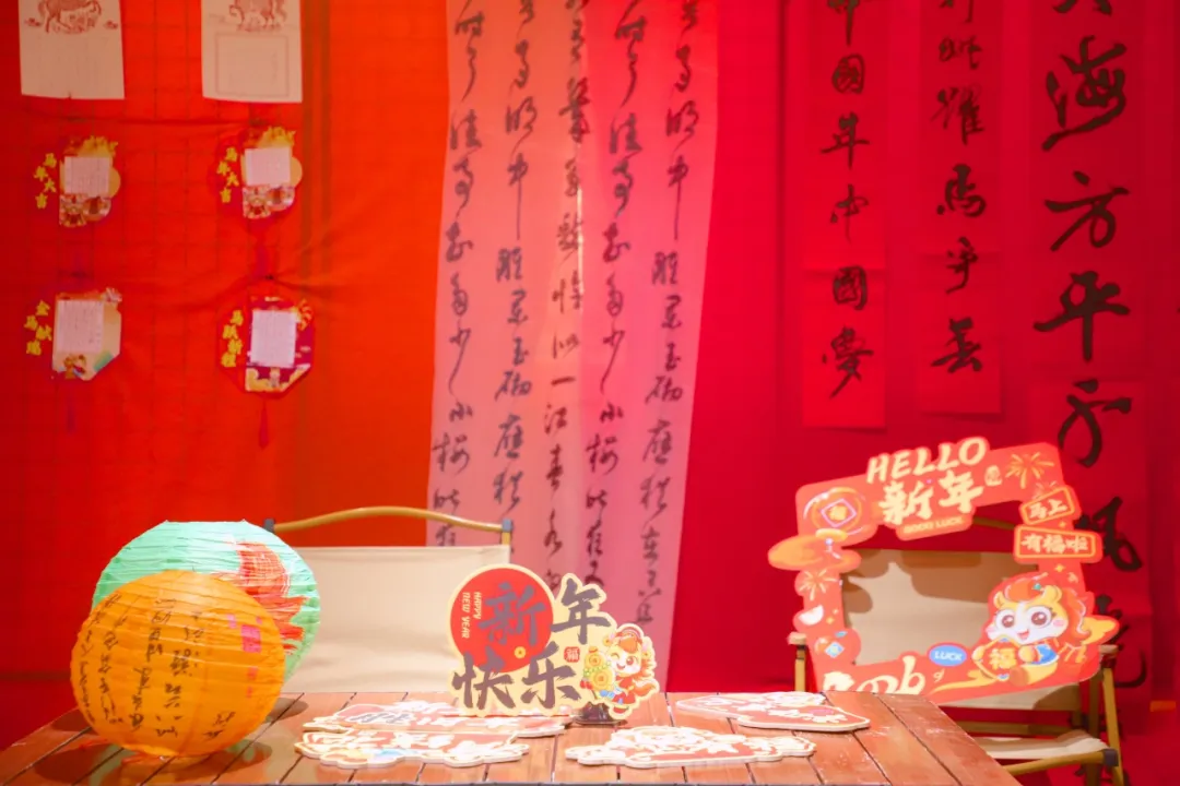 书法课墨香润心，孩子们在笔墨中感受汉字的千年魅力与骏马的精神内涵