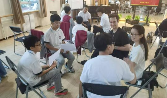 学生提前自主查阅资料、撰写英文讲解稿、反复打磨演讲表达