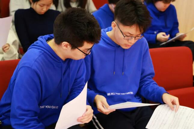 走进周五下午的音乐厅,你会看见同学们专注而舒适的状态。