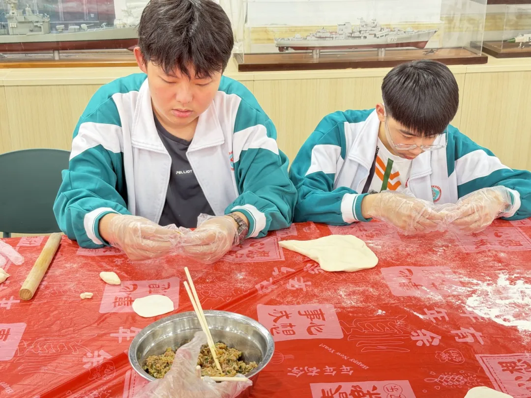 省实越秀国际课程中心的学子们围坐一堂(图 3)