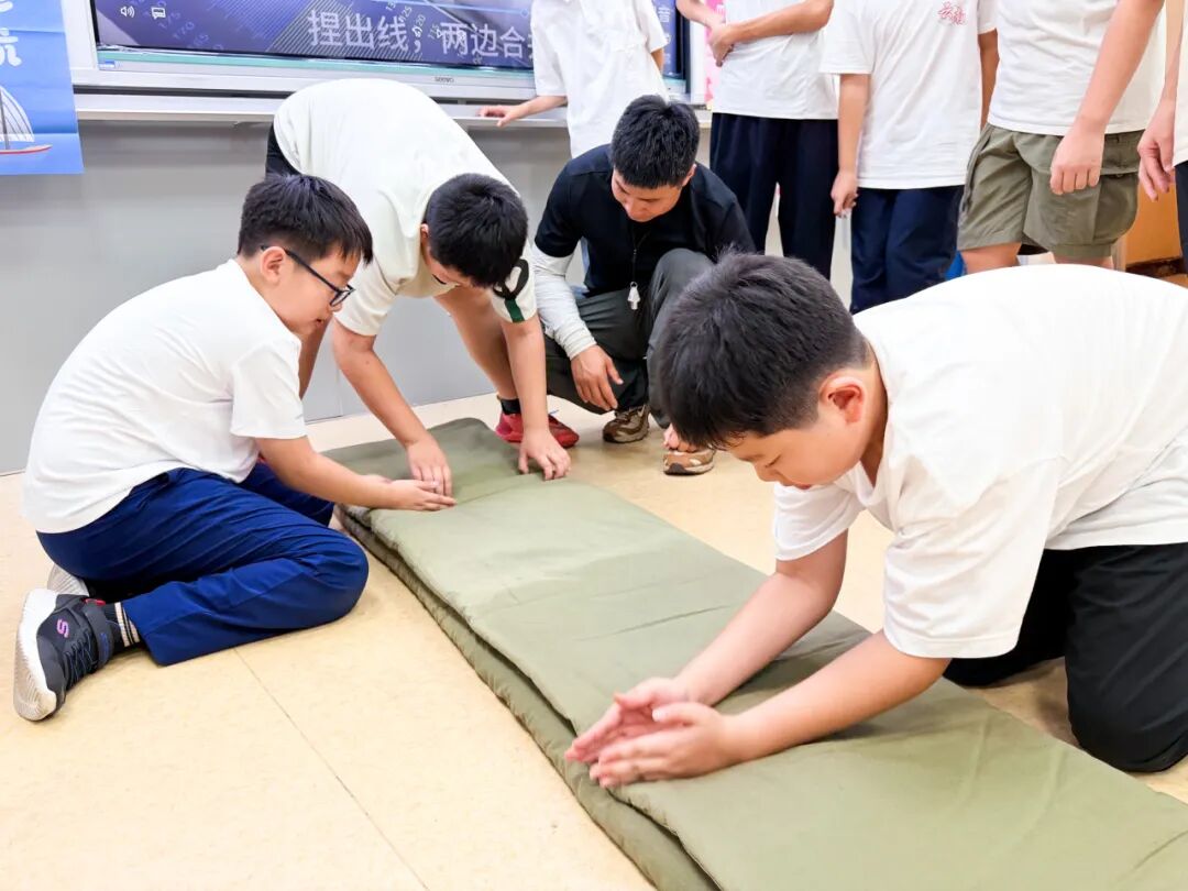 体育老师手把手示范叠被子(图 2)