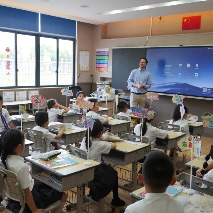 中外班主任们精心组织,为同学们进行开学典礼纪律教育
