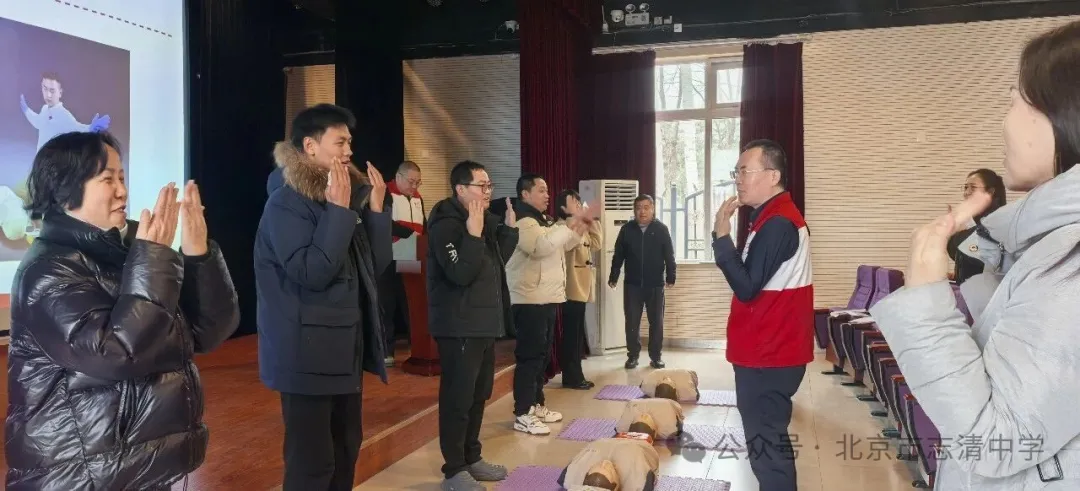 理论讲解后,进入关键实操环节。培训现场配备了专业急救模拟假人与训(图 4)