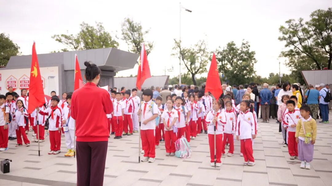感悟一个民族压不垮、打不倒的智慧与韧性。