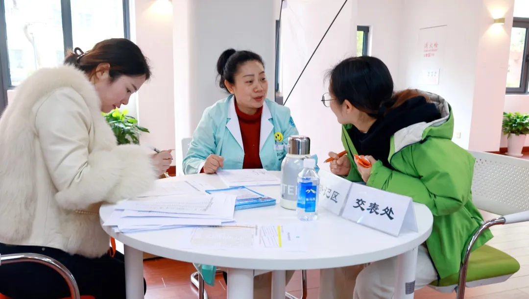 无论在三尺讲台,还是在行政后勤,每一位女性都在自己的岗位上闪闪发(图 3)