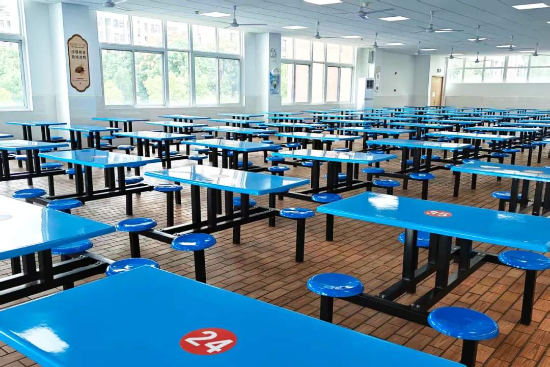 学校每日为学生提供早、午、晚三餐的餐饮服务,多种选择(图 4)