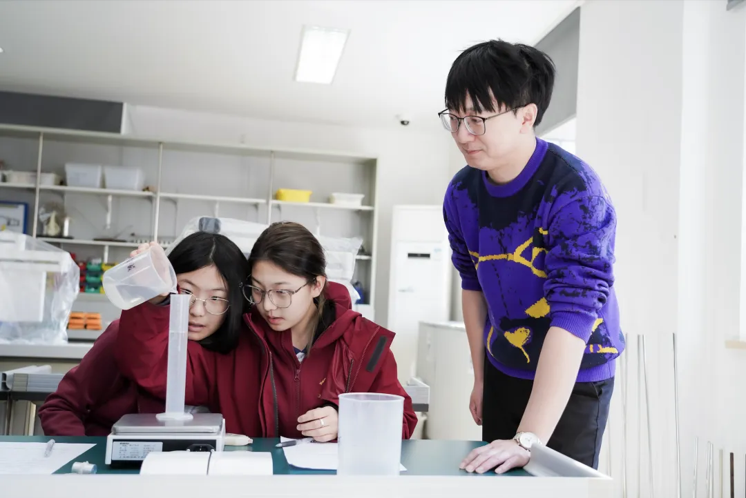 学校配备专业升学指导团队,从初中开始规划学业、活动、竞赛、语言