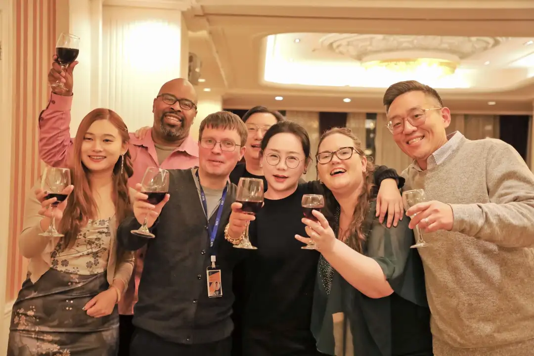 在师资搭配上,她事无巨细,尤其在中外班主任的组合上