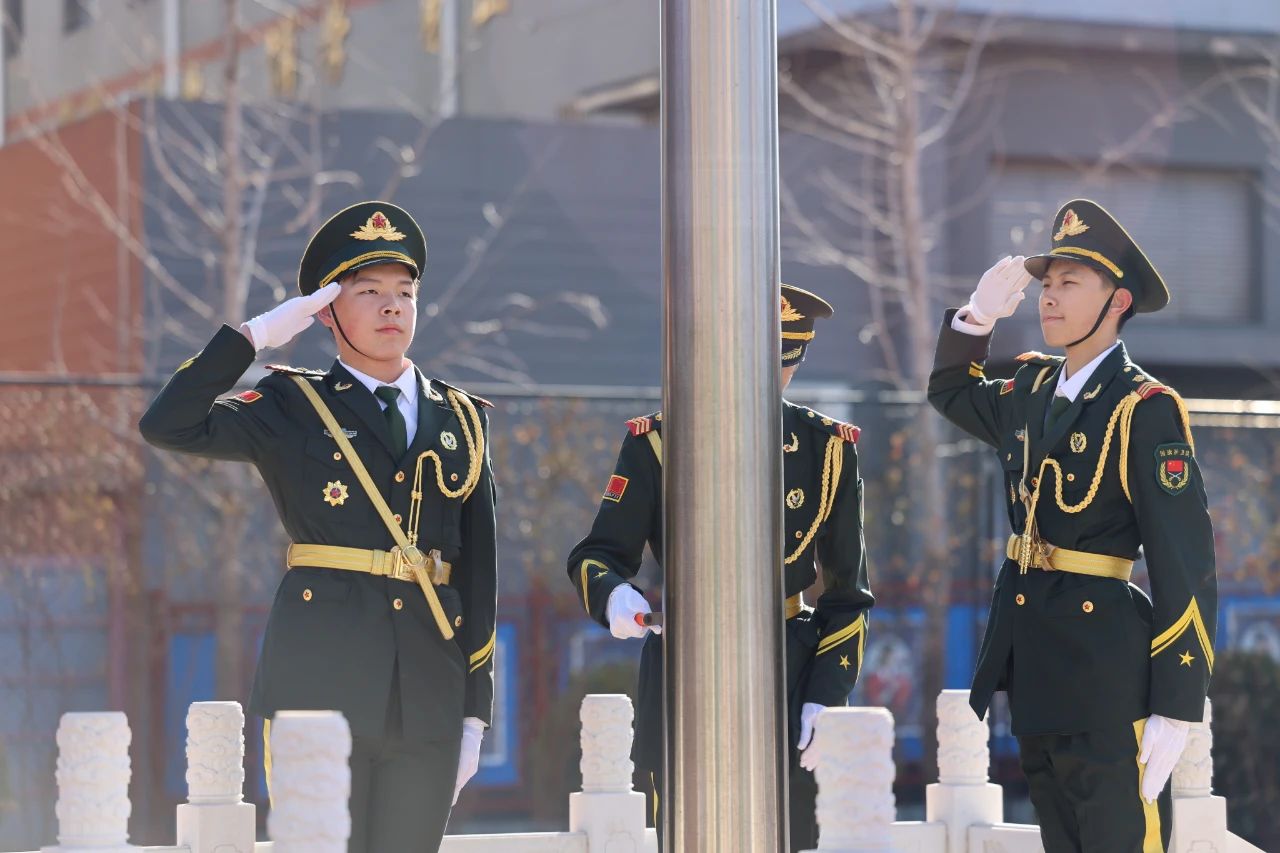 当他们护送国旗至升旗台,当五星红旗冉冉升起时