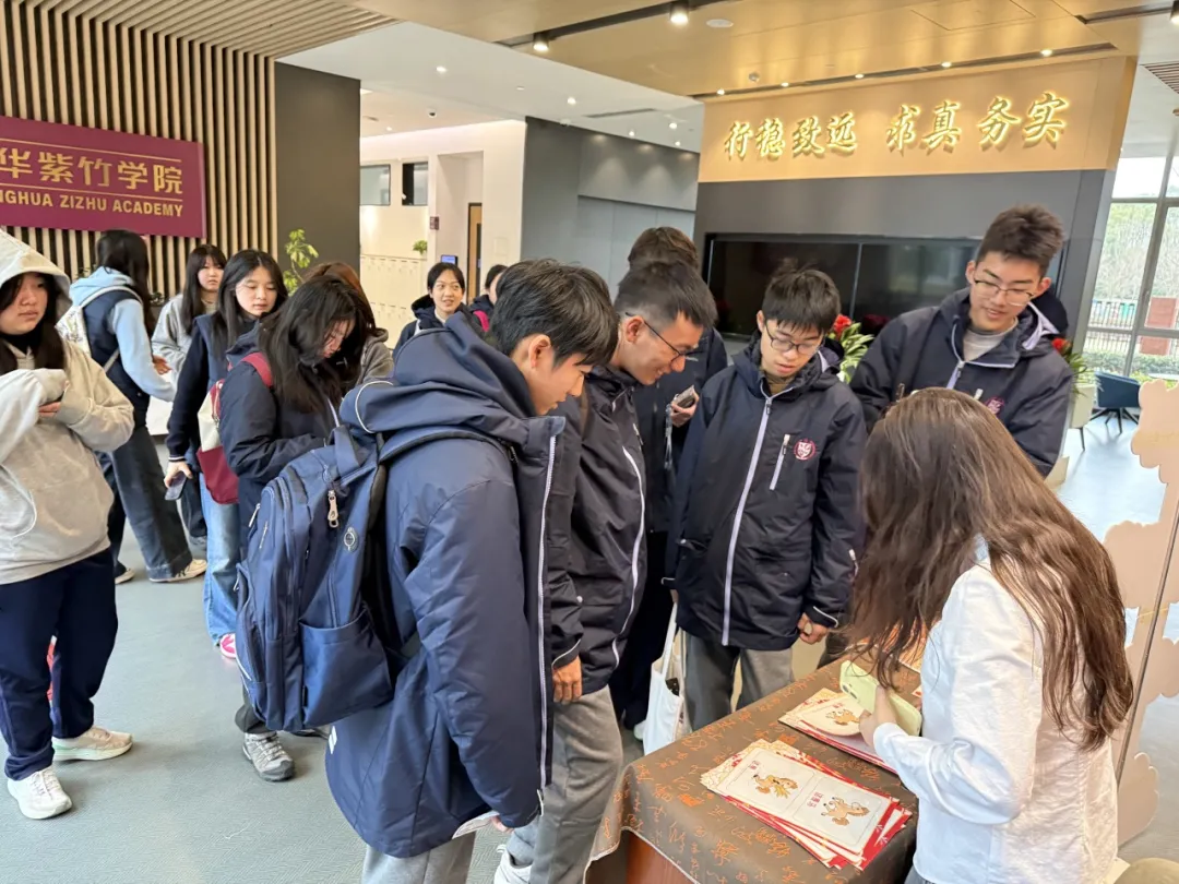 随后,趣味十足的破冰活动顺利开展,自我介绍、小组互动
