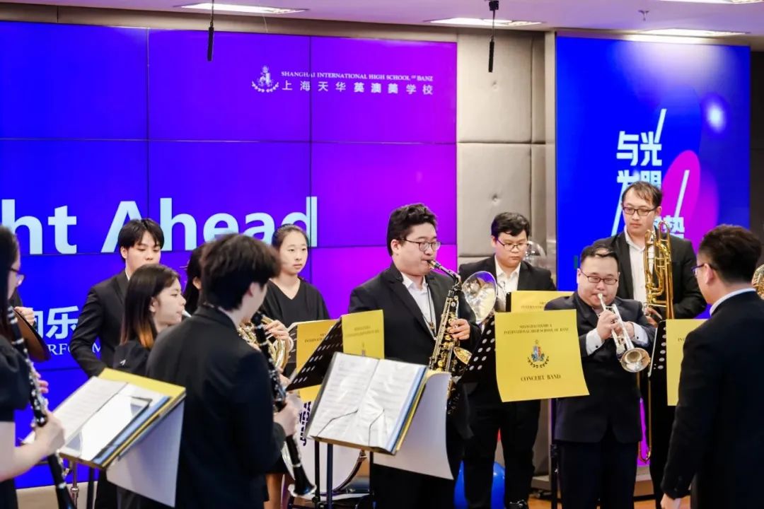 伴随着BANZ乐队铿锵有力的乐声,一曲《勇往直前》拉开了活动的序幕。