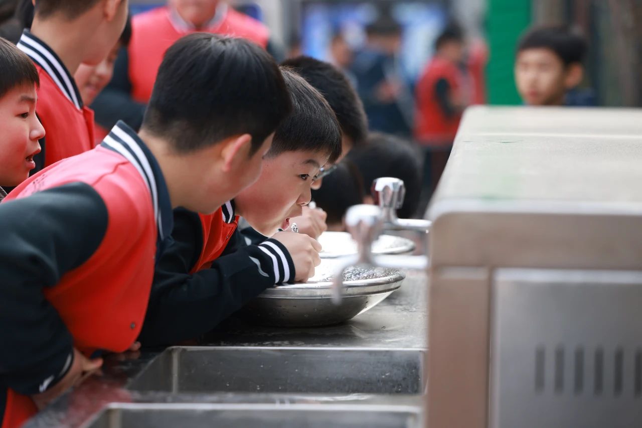 跑完步,顺便来饮水机旁喝口水,太爽了!