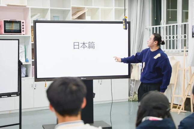 祝同学为艺术思高普学院的孩子们带来了不同专业的实际学习体验