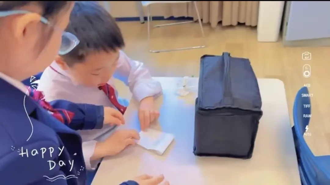 当一份份饱含童真与心意的礼物抵达妈妈手中，无数温暖瞬间悄然定格。