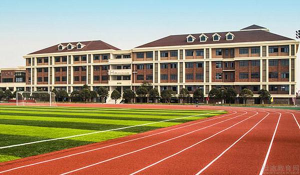 学校的师资力量那也是相当雄厚,有 142 位教育精英组成的强大团