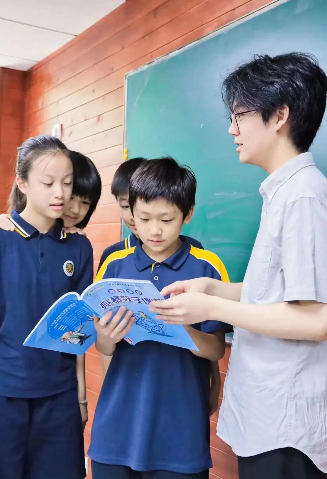 在新府学,师生之间的关爱浸润校园的每一处。(图 3)