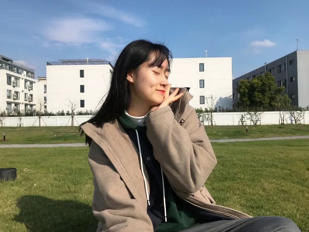 Sally Wu在上海诺美学校中心草坪