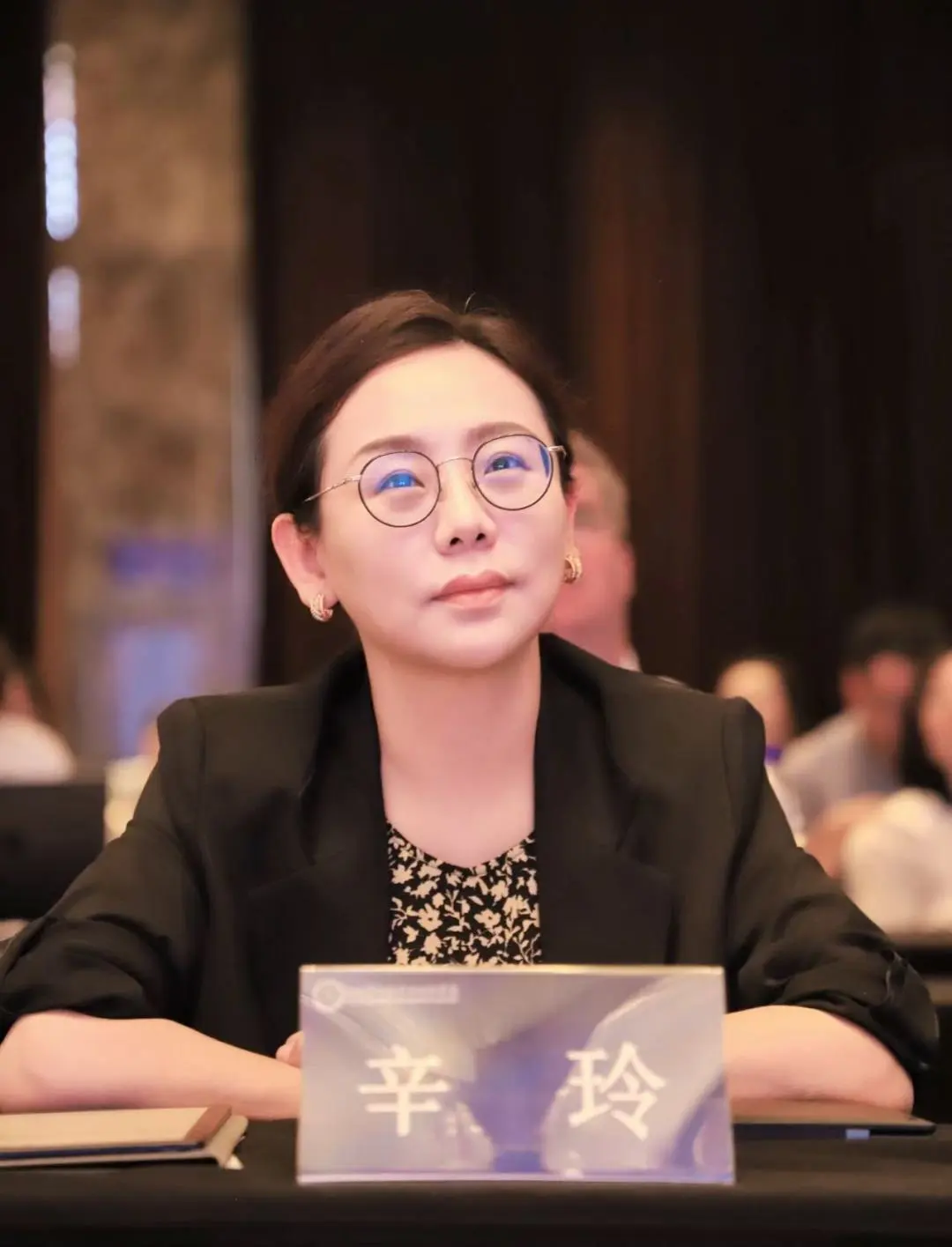 辛玲校长以其卓越的领导才能和深厚的教育情怀,为学校发展