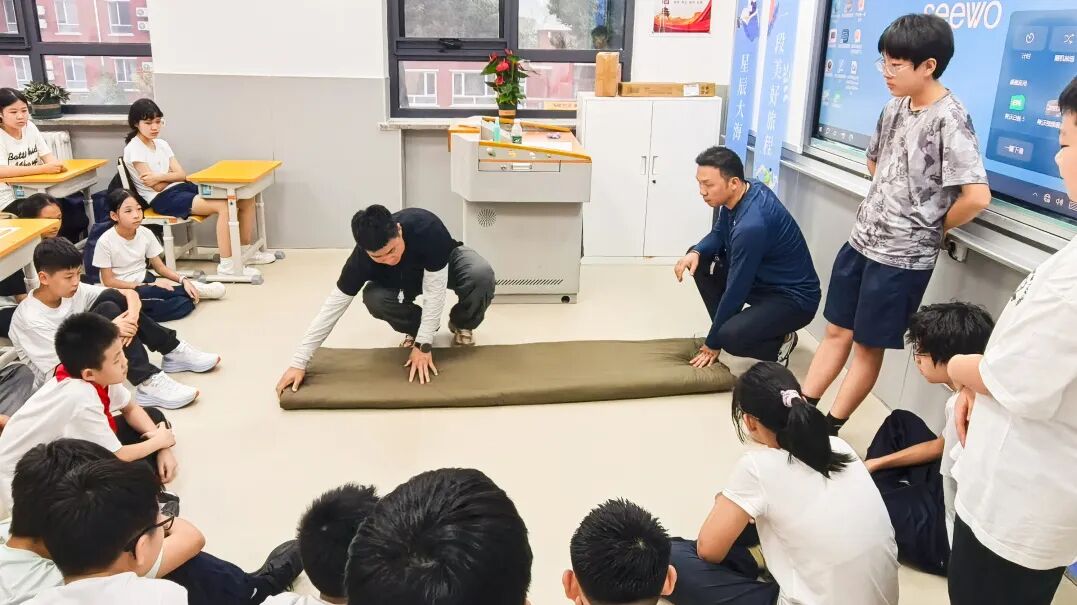 体育老师手把手示范叠被子