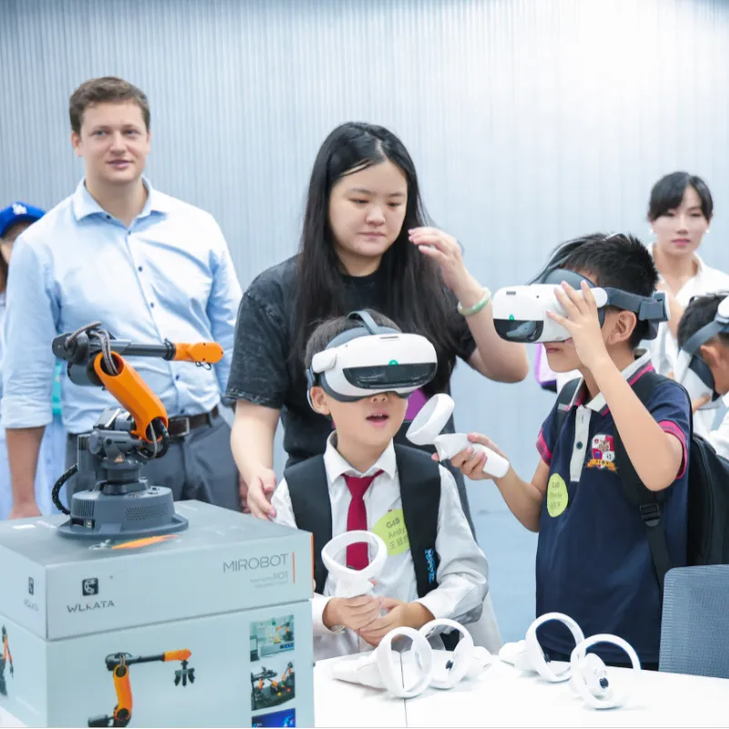 裸眼3D与VR设备:孩子们围在全国首发的裸眼3D机前(图 2)