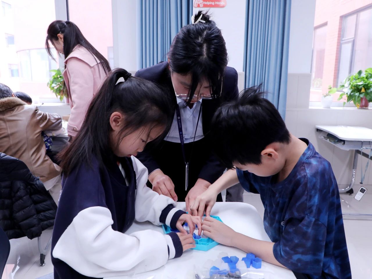 走进二年级教室,同学们正通过团队合作