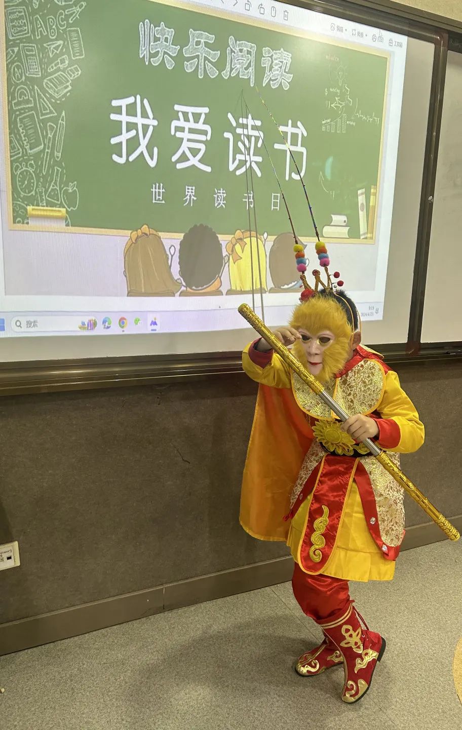 一提起诗歌朗诵,往往让人想到庄重冷峻的舞台,然而在美高(图 2)