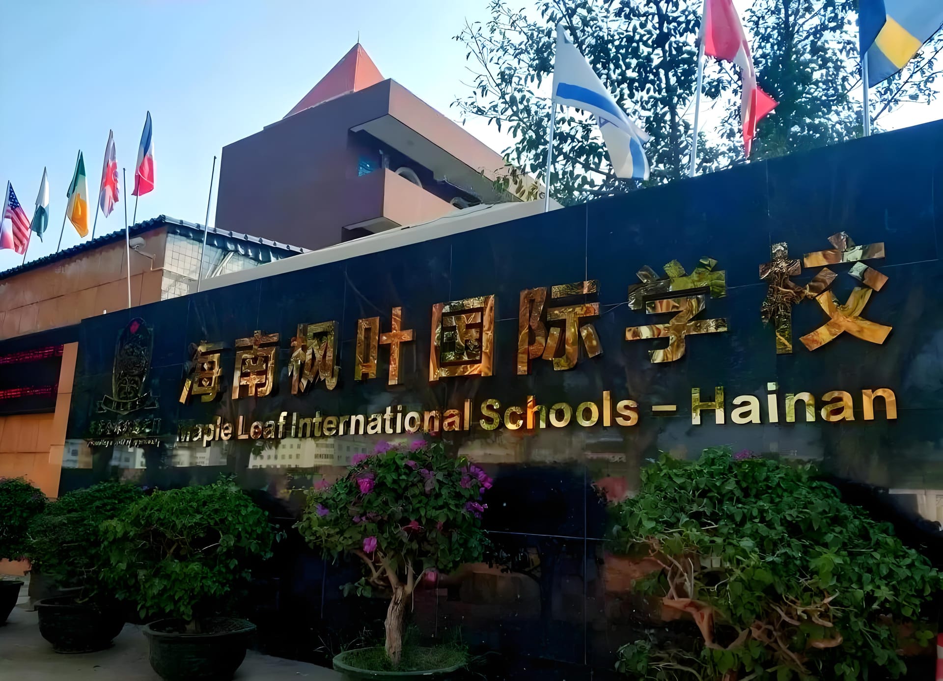 有一次,在学校的科技节上,同学们用中英文双语展示自己制作的小发明