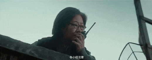 然而,这并非简单的角色扮演游戏。邻里间皆是精心安排的演员