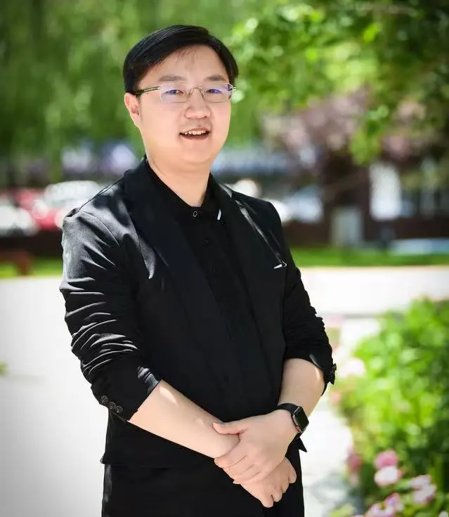 她的掌舵者姚宇堃，是一位履历独特的校长：